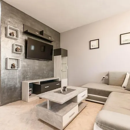 Apartment 2 Bedroom Near Kabakum *